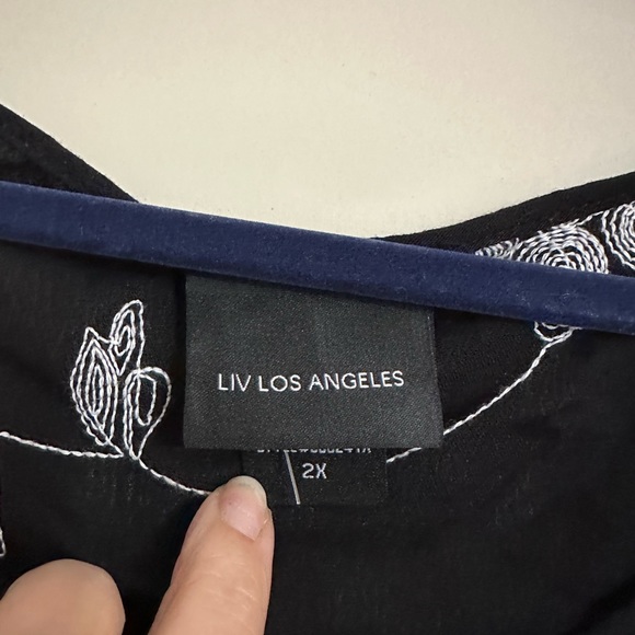 Women’s size 2X gently used black and white embroidered blouse. Liv Los Angelos - Picture 2 of 4
